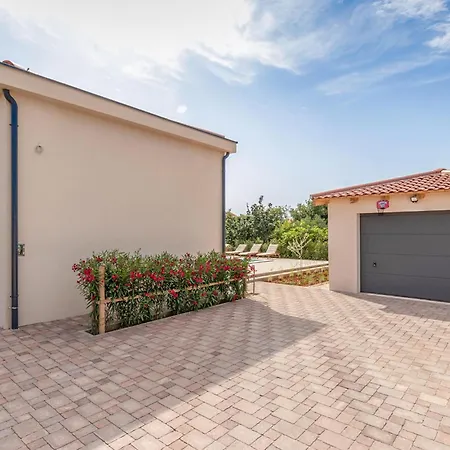 Gorgeous In With Kitchen Holiday home *