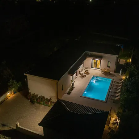 Gorgeous In With Kitchen Holiday home *